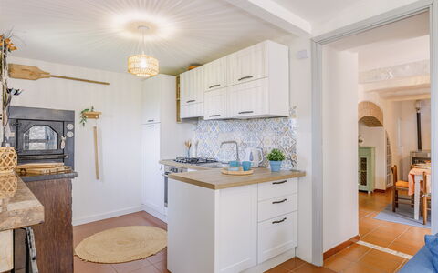 La Terrazza nel Borgo: Møbel, Indretning, Cabinetry, Gulvbelægning, Køkken, Countertop, Træ, Køkken Apparat, Loft, Etage