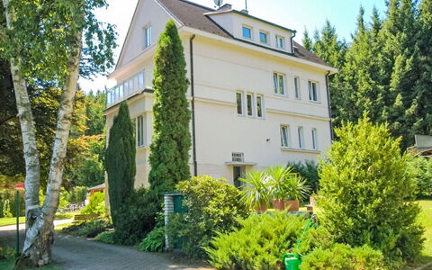 Forestside Villa: Træ, Busk, Hus, Boligområde, Hjem, Estate, Sommerhus, Landscaping, Mansion