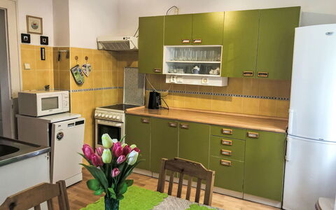 Forestside Villa: Møbel, Gulvbelægning, Køkken, Større Bandage, Træ, Køkken Apparat, Cabinetry, Indretning, Etage, Countertop