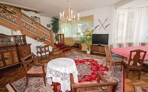 Forestside Villa: Gulvbelægning, Træ, Etage, Indretning, Møbel, Loft, Værelse, Stue, Couch, Trægulve