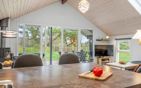 Swartebrand - 400M to the Fjord: Træ, Loft, Indretning, Gulvbelægning, Lysarmatur, Countertop, Hårdttræ, Attic, Husholdningsapparat, Køkken