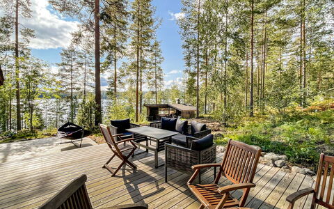 Villa Underberg: Træ, Dæk, Sommerhus, Hårdttræ, Eco Hotel, Stol, Veranda, Skygge, Udendørs Møbler, Have