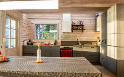 Villa Karmu: Køkken, Møbel, Indretning, Countertop, Gulvbelægning, Træ, Køkken Apparat, Loft, Større Bandage, Etage