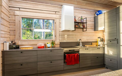 Villa Karmu: Køkken, Gulvbelægning, Træ, Countertop, Møbel, Indretning, Køkken Apparat, Cabinetry, Større Bandage, Etage