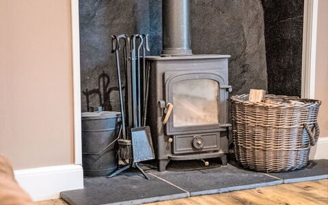 Dalnaglar Cottage: Gulvbelægning, Hearth, Møbel, Etage, Brændeovn, Trægulve, Stue, Naturmateriale, Hårdttræ