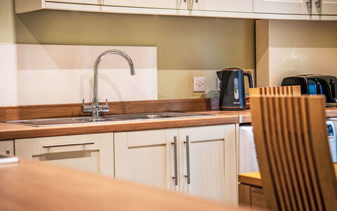 Easter Caiplich: Countertop, Køkken, Gulvbelægning, Cabinetry, Indretning, Træ, Køkken Apparat, Møbel, Etage, Større Bandage