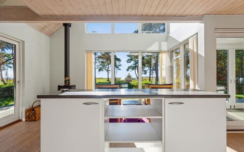 Aman - 100M from the Sea: Gulvbelægning, Indretning, Etage, Træ, Countertop, Køkken, Møbel, Loft, Trægulve, Cabinetry