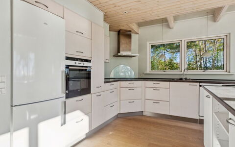 Aman - 100M from the Sea: Gulvbelægning, Indretning, Træ, Loft, Etage, Køkken, Countertop, Cabinetry, Trægulve, Hjem