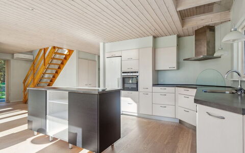 Aman - 100M from the Sea: Gulvbelægning, Indretning, Køkken, Etage, Trægulve, Countertop, Træ, Loft, Møbel, Cabinetry