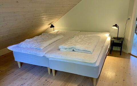 Aman - 100M from the Sea: Træ, Soveværelse, Etage, Sengetøj, Textile, Gulvbelægning, Sengetøj, Seng, Sengetøj, Indretning