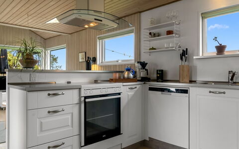 Thorgny - 1Km from the Sea: Køkken Apparat, Køkken, Countertop, Gulvbelægning, Træ, Større Bandage, Indretning, Cabinetry, Husholdningsapparat, Etage