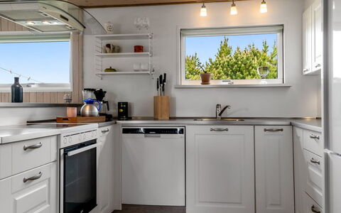 Thorgny - 1Km from the Sea: Køkken, Køkken Apparat, Countertop, Større Bandage, Indretning, Cabinetry, Køkkenvask, Husholdningsapparat, Gulvbelægning, Træ
