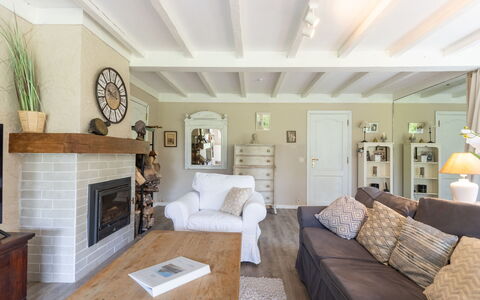 Villa Esterel: Møbel, Indretning, Couch, Væg, Gulvbelægning, Træ, Loft, Stue, Værelse, Etage