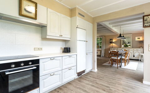 Villa Esterel: Gulvbelægning, Træ, Indretning, Cabinetry, Møbel, Køkken, Countertop, Etage, Loft, Trægulve