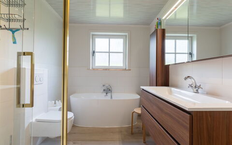 Villa Esterel: Gulvbelægning, Badeværelse, Indretning, Sanitærarmatur, Etage, Træ, Badeværelsesskab, Vvs, Tap, Belysning