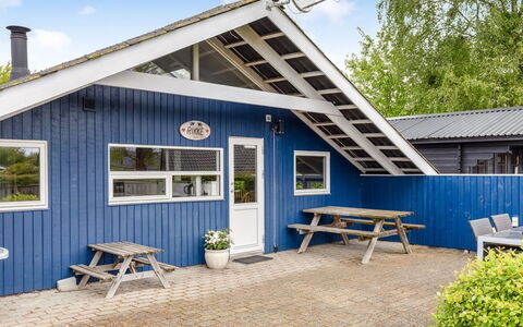 Clari - 250M from the Sea: Træ, Tag, Sidespor, Hus, Sommerhus, Hjem, Dør, Veranda, Skygge, Garden Bygninger