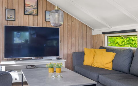 Clari - 250M from the Sea: Træ, Gulvbelægning, Indretning, Etage, Værelse, Hårdttræ, Stue, Bejdse, Couch, Loft