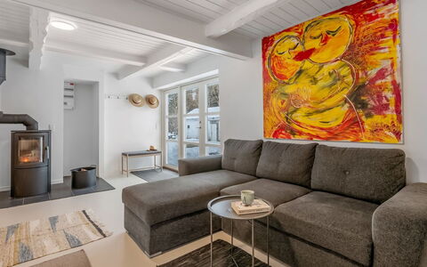 Chrissie - 3Km from the Sea: Møbel, Indretning, Couch, Gulvbelægning, Etage, Væg, Træ, Værelse, Loft, Stue
