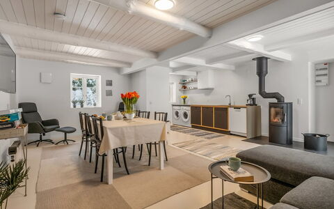 Chrissie - 3Km from the Sea: Møbel, Indretning, Gulvbelægning, Væg, Etage, Træ, Loft, Trægulve, Værelse, Belysning