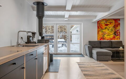 Chrissie - 3Km from the Sea: Gulvbelægning, Indretning, Etage, Køkken, Møbel, Træ, Countertop, Loft, Trægulve, Køkken Apparat