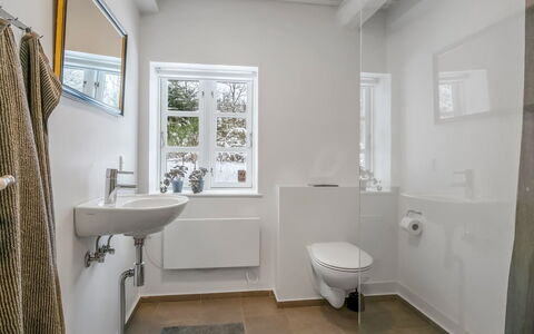 Chrissie - 3Km from the Sea: Sanitærarmatur, Gulvbelægning, Badeværelse, Etage, Indretning, Toilet, Loft, Vvs, Tap, Hjem