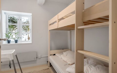 Chrissie - 3Km from the Sea: Væg, Indretning, Soveværelse, Etage, Træ, Køjeseng, Gulvbelægning, Seng, Loft, Værelse