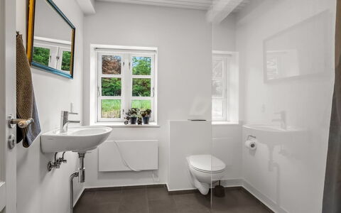 Chrissie - 3Km from the Sea: Sanitærarmatur, Gulvbelægning, Indretning, Etage, Badeværelse, Tap, Vvs, Toilet, Håndvask, Loft