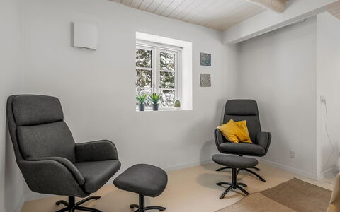 Chrissie - 3Km from the Sea: Møbel, Gulvbelægning, Etage, Stol, Indretning, Stue, Club Chair, Trægulve, Komfort