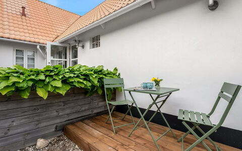 Chrissie - 3Km from the Sea: Udendørs Møbler, Blomsterkrukke, Udendørs Bord, Stueplante, Gårdhave, Gårdsplads, Gård, Have, Backyard, Skygge