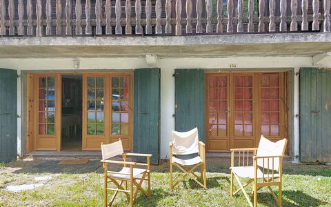 Le Baptieux: Træ, Møbel, Dør, Hårdttræ, Skygge, Bejdse, Stol, Udendørs Møbler, Udendørs Bord, Veranda