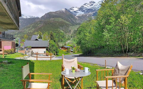 Le Baptieux: Møbel, Stol, Bord, Bjergkæde, Udendørs Møbler, Dal, Skygge, Eco Hotel, Udendørs Bord, Bejdse