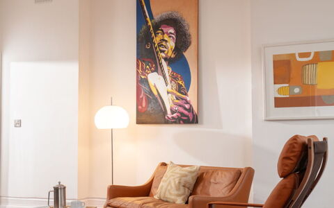 Jimi Hendrix: Møbel, Indretning, Gulvbelægning, Etage, Træ, Trægulve, Stue, Belysning, Loft, Stol