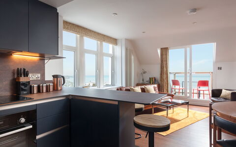 David Bowie & Friends: Møbel, Indretning, Gulvbelægning, Etage, Værelse, Cabinetry, Lejlighed, Stol, Hav, Loft