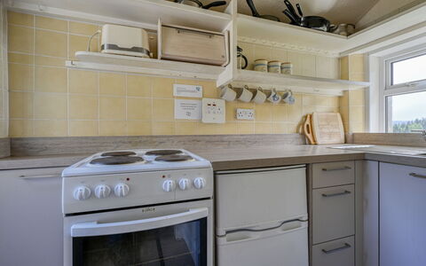 Moalnaceap: Køkken Apparat, Køkken, Countertop, Større Bandage, Cabinetry, Køkkenvask, Husholdningsapparat, Træ, Komfur, Indretning