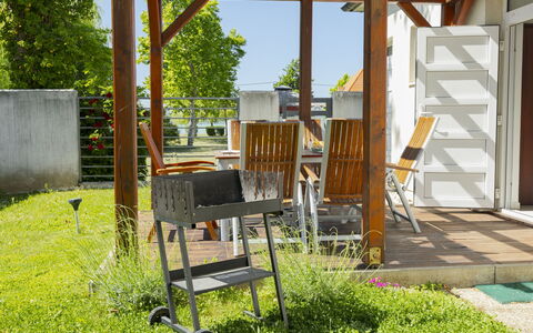 Posha: Træ, Møbel, Veranda, Have, Udendørs Møbler, Skygge, Hårdttræ, Stol, Backyard, Bejdse