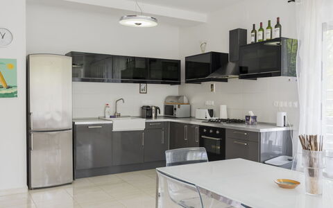 Posha: Møbel, Køkken Apparat, Køkken, Indretning, Countertop, Gulvbelægning, Større Bandage, Cabinetry, Træ, Etage