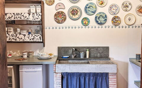 Rufina 985: Indretning, Gulvbelægning, Køkken, Værelse, Countertop, Cabinetry, Bejdse, Flise, Serveware