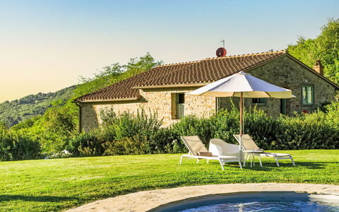La Noce: Land Lot, Svømmepøl, Sommerhus, Stuehus, Lawn, Estate, Landscaping, Have, Villa, Eng