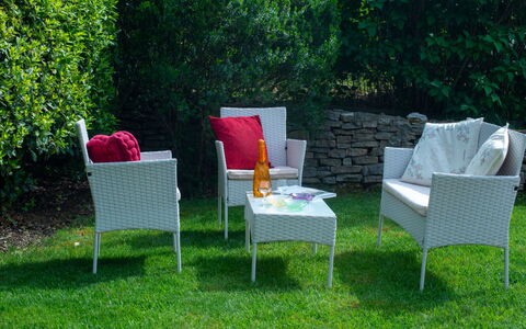 Casa dei Nonni: Udendørs Møbler, Møbel, Stol, Have, Lawn, Plast, Gårdhave, Armlæn, Wicker, Backyard
