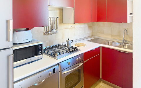 Serena: Køkken Apparat, Køkken, Countertop, Større Bandage, Komfur, Komfur, Cabinetry, Husholdningsapparat, Gaskomfur, Gulvbelægning