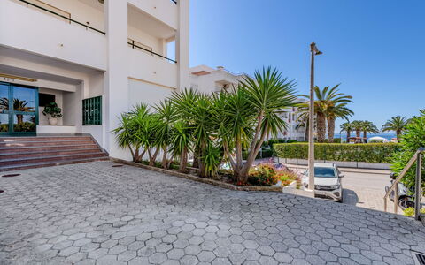 Be My Guest: Hotel, Altan, Walkway