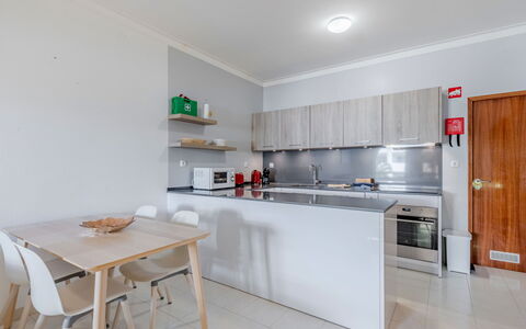 Be My Guest: Gulvbelægning, Køkken, Etage, Indretning, Træ, Køkken Apparat, Loft, Countertop, Cabinetry, Større Bandage