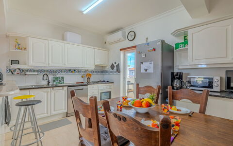 Orchidée: Møbel, Indretning, Gulvbelægning, Træ, Loft, Etage, Køkken, Værelse, Bord, Countertop