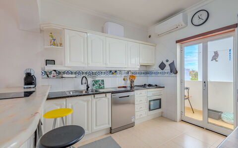 Orchidée: Gulvbelægning, Træ, Etage, Køkken, Indretning, Større Bandage, Møbel, Køkken Apparat, Countertop, Cabinetry