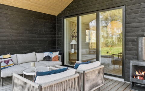 Arisa - 1.2Km from the Sea: Møbel, Udendørs Møbler, Bordservice, Bord, Drinkware, Stol, Udendørs Bord, Mad, Flaske