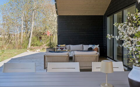 Arisa - 1.2Km from the Sea: Møbel, Udendørs Møbler, Bordservice, Bord, Drinkware, Stol, Udendørs Bord, Mad, Flaske