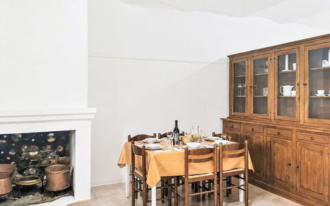 Casa Lilla di Angelica: Møbel, Gulvbelægning, Indretning, Træ, Etage, Bord, Køkken & Spisebord, Cabinetry, Spisestue, Loft