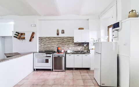 Casa Lilla di Angelica: Køkken, Køkken Apparat, Større Bandage, Gulvbelægning, Countertop, Møbel, Etage, Indretning, Husholdningsapparat, Cabinetry