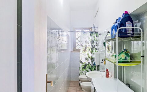 Casa Lilla di Angelica: Gulvbelægning, Etage, Indretning, Toiletbræt, Sanitærarmatur, Toilet, Flise, Vvs, Loft, Badeværelse