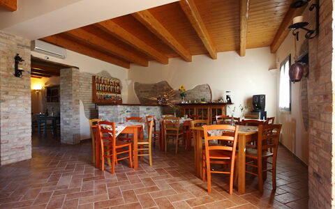 Casale dei Ciliegi: Møbel, Træ, Køkken & Spisebord, Bord, Stol, Loft, Gulvbelægning, Restaurant, Bejdse, Spisestue